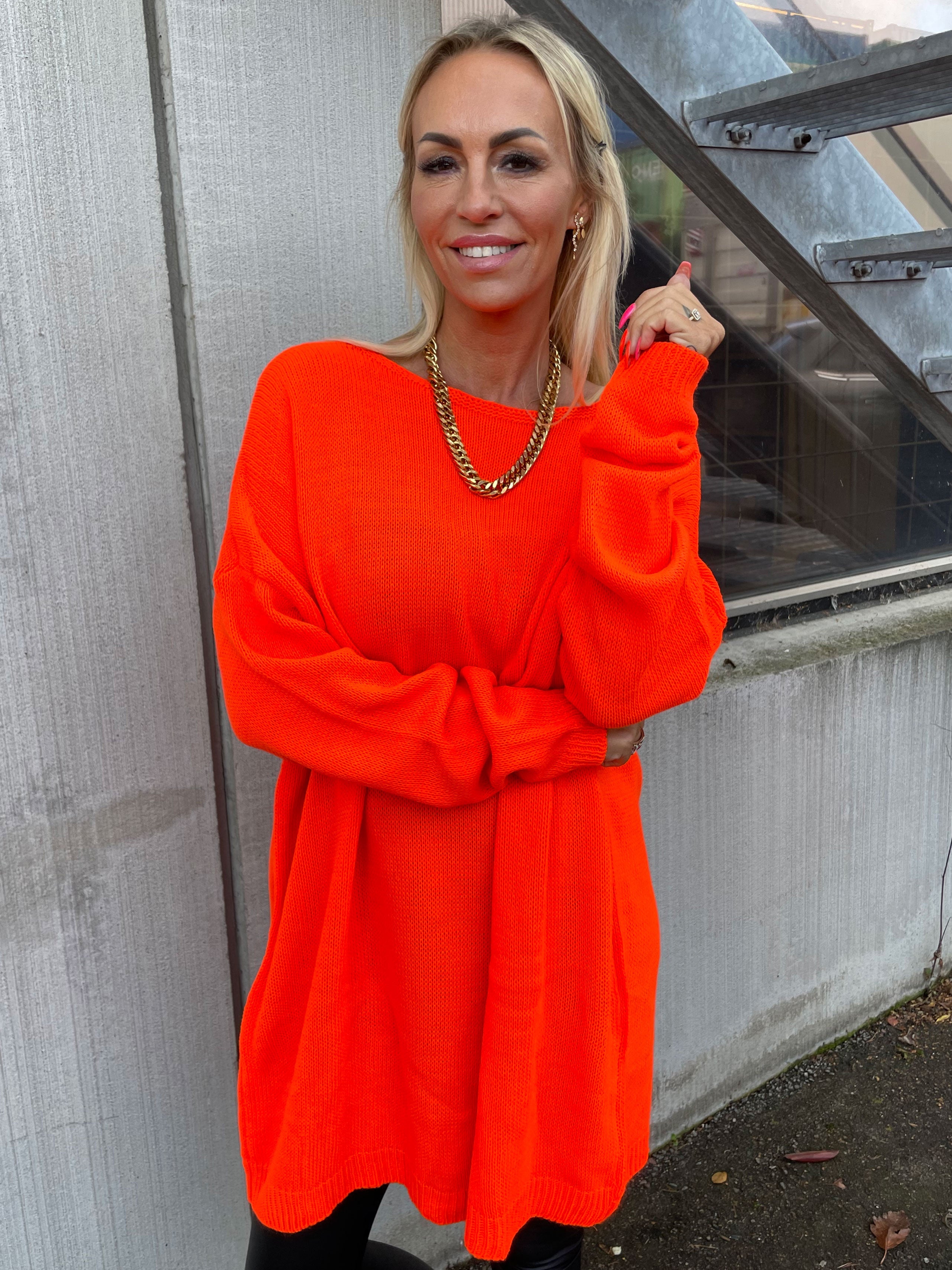 Stella - Enkel stickad klänning med djup rygg - Neon orange